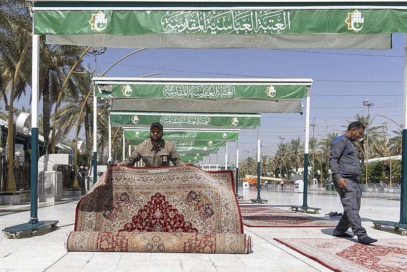 قسم بين الحرمين الشريفين يجري حملة لغسل الساحة الوسطية وفرشها