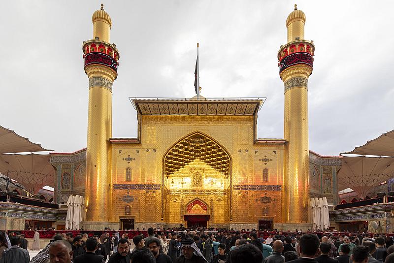 الزائرون يحيون ذكرى شهادة أمير المؤمنين (عليه السلام) عند مرقده الطاهر