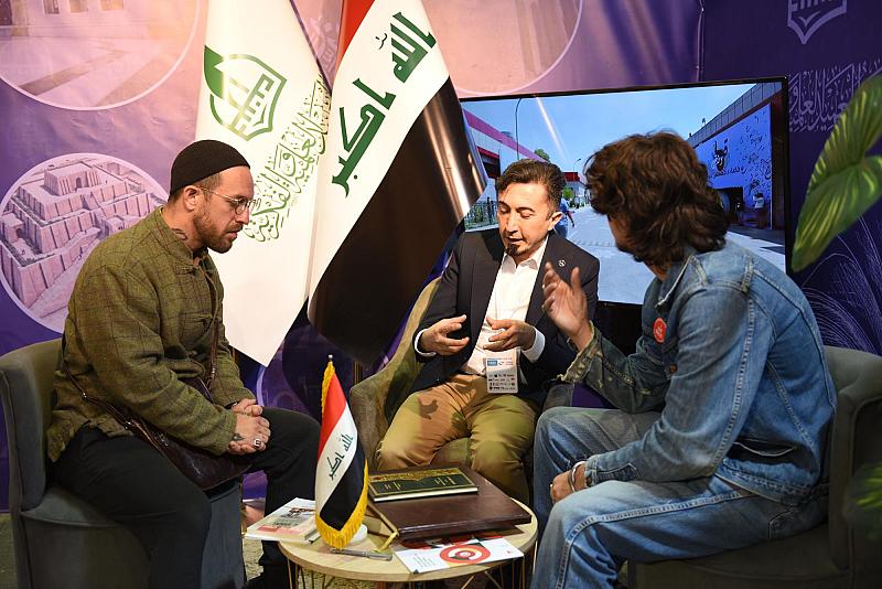 غربيّان مستبصران يعبّران عن إعجابهما بجناح جمعية العميد في معرض تونس للكتاب