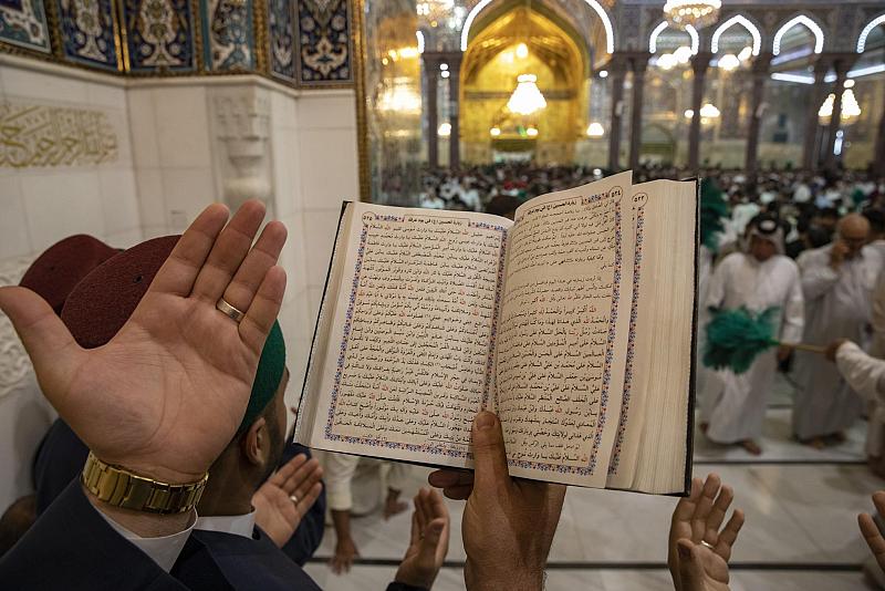  العتبة العباسية تؤدي الزيارة بالإنابة لأكثر من (120) ألف زائر في يوم عرفة وعيد الاضحى