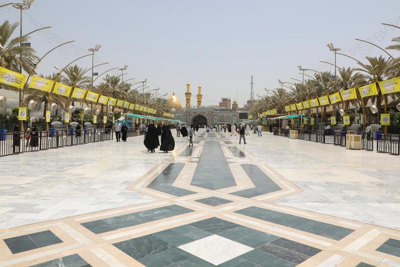 أكثرُ من 70 لافتةً احتفائيّة بمولد الإمام الرّضا (عليه السلام) تزيّنُ ساحةَ ما بين الحرمَيْن الشريفَيْن