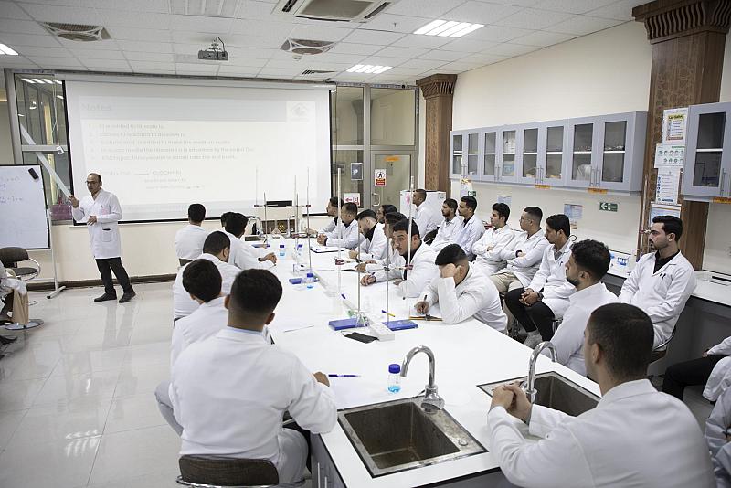 ما الآليّات المتّبعة في مختبر الكيمياء الصيدلانية لتدريب طلبة جامعة العميد؟