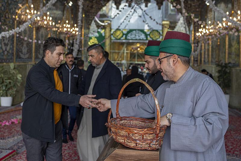ملاكات العتبة العبّاسية تستقبل الزائرين بالتهاني في ذكرى ولادة الإمام الجواد (عليه السلام)