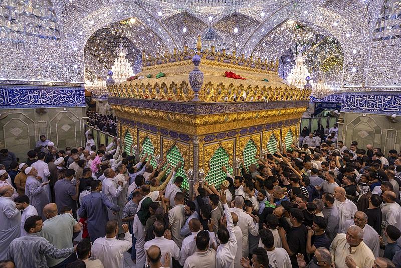 جموع الزائرين تحيي ليلة الجمعة عند مرقد أبي الفضل العباس (عليه السلام)