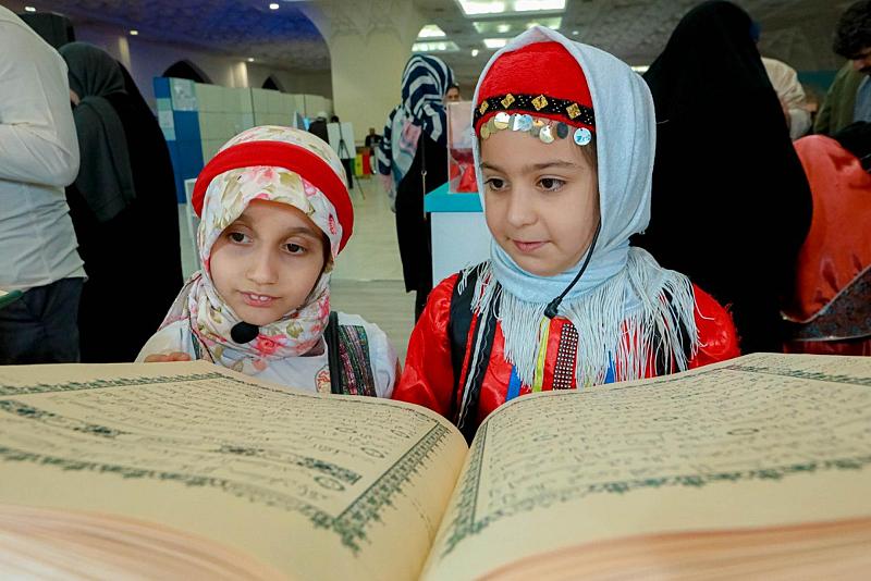 فعاليات قرآنية ودينية متنوعة يشهدها جناح المجمع العلمي في معرض طهران