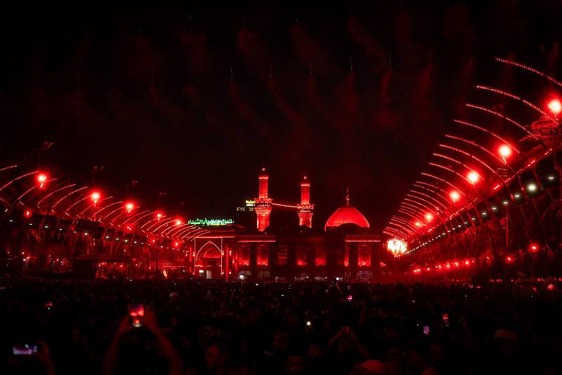 المؤمنون يحيون ليلة الحادي عشر من المحرّم عند مرقدَي الإمام الحسين وأخيه العباس (عليهما السلام)