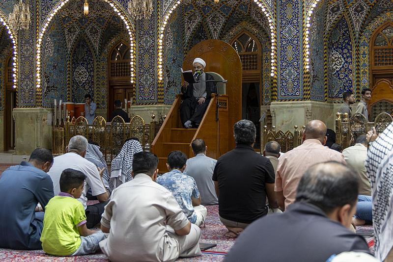 الزائرون يؤدون مراسم قراءة دعاء الندبة في صحن مرقد أبي الفضل العباس (عليه السلام)