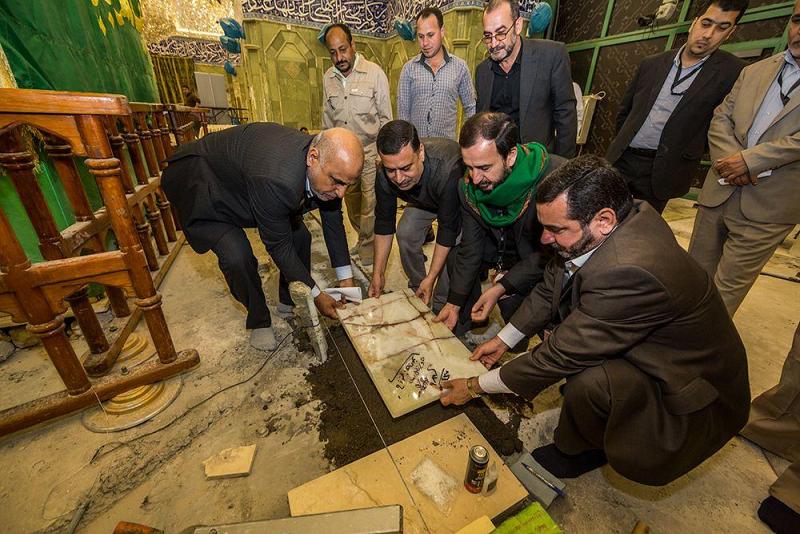الأمينُ العام للعتبة العبّاسية المقدّسة يتشرّف بوضع أولى بلاطات حرم أبي الفضل العبّاس(عليه السلام)..