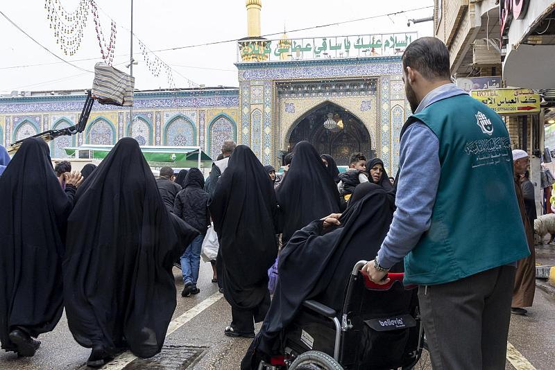 لتسهيل أدائهم مراسم الزيارة.. قسم حفظ النظام يقدم خدماته للزائرين من ذوي الاحتياجات الخاصة