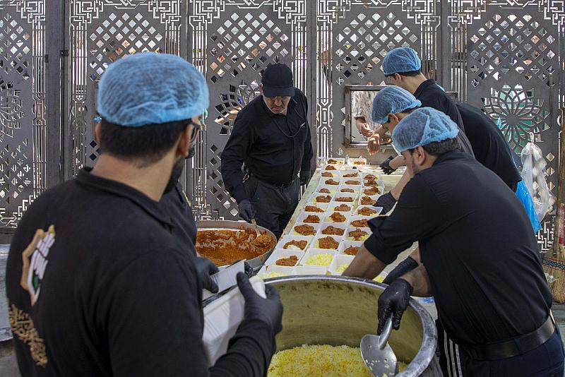 بذكرى شهادة النبي الأكرم (صلى الله عليه وآله) .. قسم المضيف يقدم وجبات الطعام للزائرين