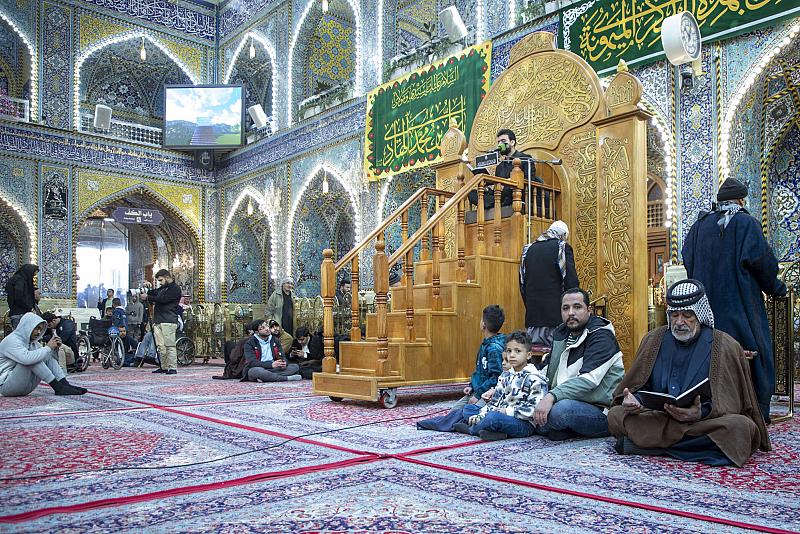الزائرون يؤدون مراسم قراءة دعاء الندبة عند مرقد أبي الفضل العباس (عليه السلام)