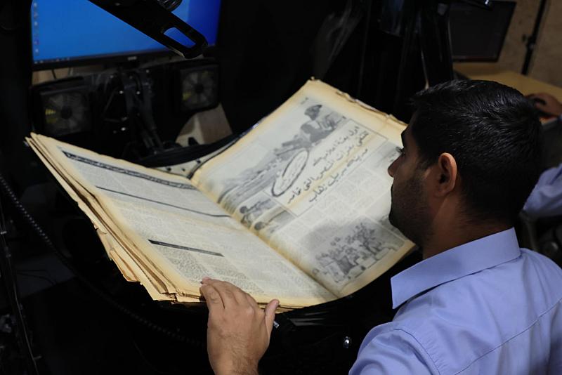  لأرشفتها وتصويرها.. العتبة الكاظميّة تُسلّم العتبةَ العبّاسية سجلّات الصحف العراقية القديمة
