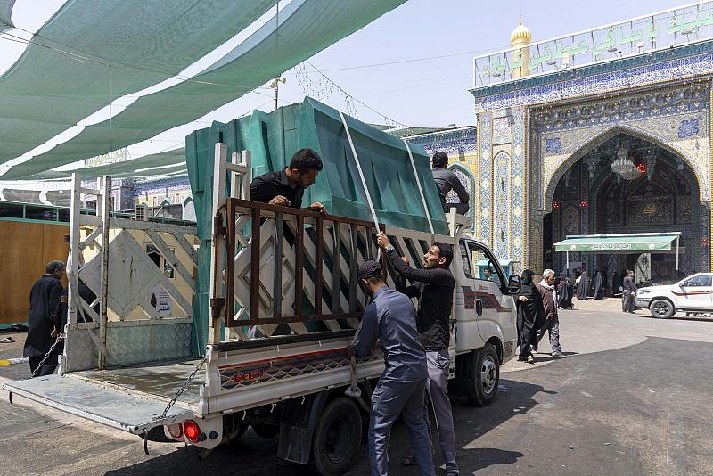 قسم حفظ النظام يرفع القواطع البلاستيكية الخاصة بتنظيم حركة الزائرين بعد انتهاء زيارة الأربعين