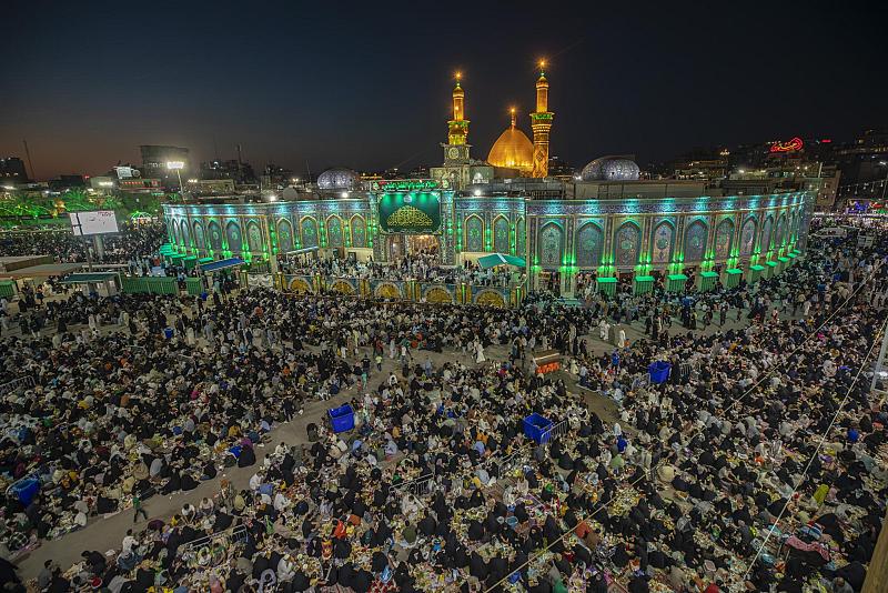 مئات الآلاف من الزائرين يحيون ليلة الجمعة الأخيرة من شهر رمضان في كربلاء