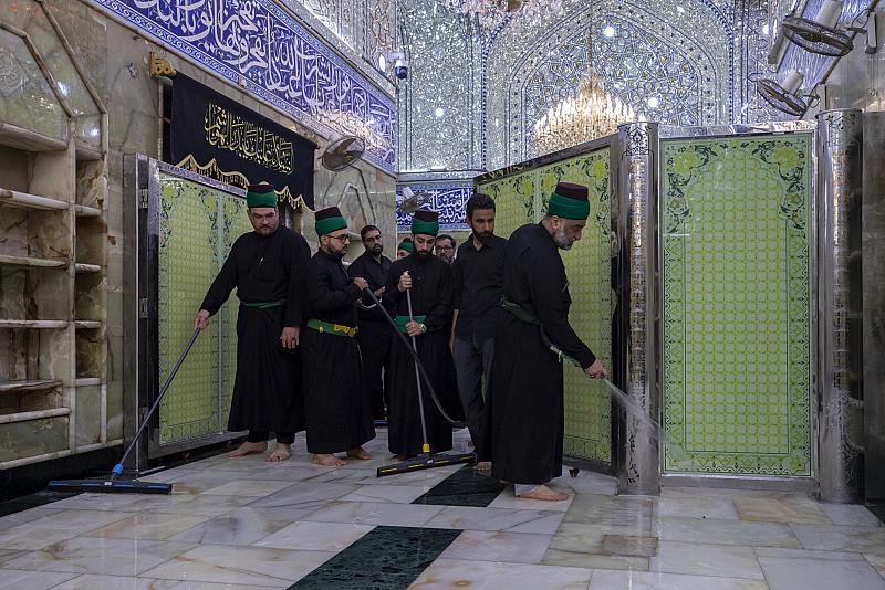 العتبة العباسية المقدسة تجري أعمال غسل حرم مرقد أبي الفضل العباس (عليه السلام)