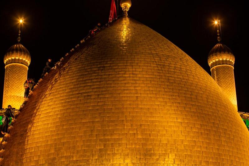 المباشرةُ بأعمال تنظيف القبّة المطهّرة لمرقد أبي الفضل العبّاس (عليه السلام)