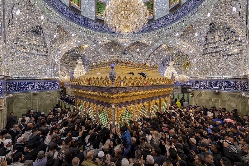 جموع الزائرين تُحيي الليلة الأولى من شهر رمضان عند مرقد أبي الفضل العباس (عليه السلام)