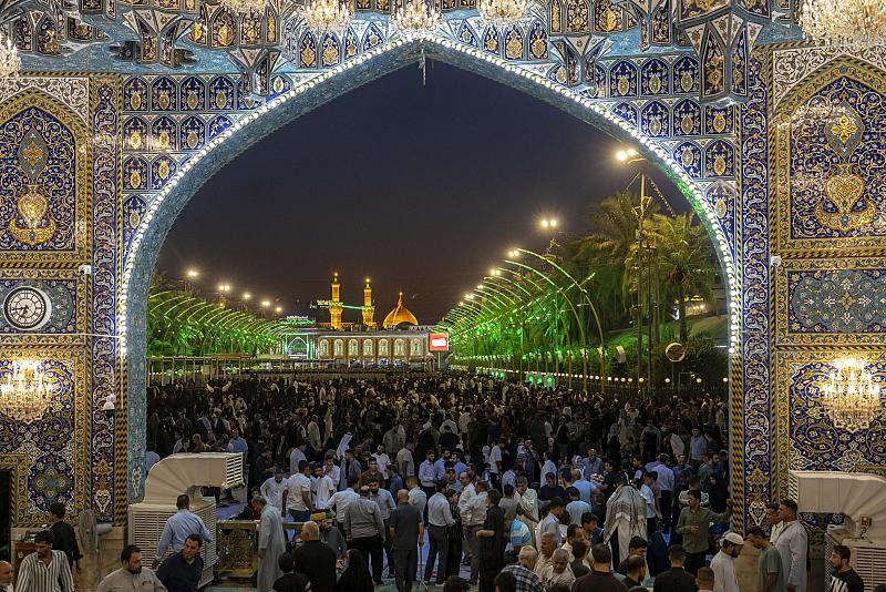بالصور.. المؤمنون يحيون ليلة الجمعة الأخيرة من شهر ربيع الأول عند مرقد أبي الفضل العباس (عليه السلام)