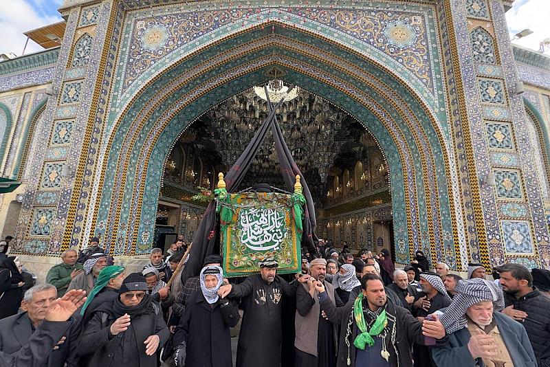 جموع المؤمنين تشيّع النعش الرمزي للإمام الكاظم (عليه السلام) عند العتبتين المقدستين