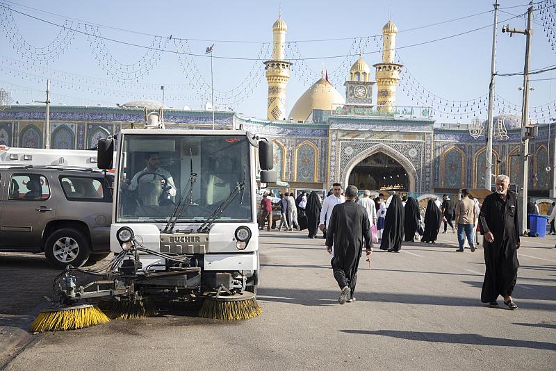قسم الشؤون الخدمية يواصل حملة التنظيف اليومية لمحيط العتبة العباسية