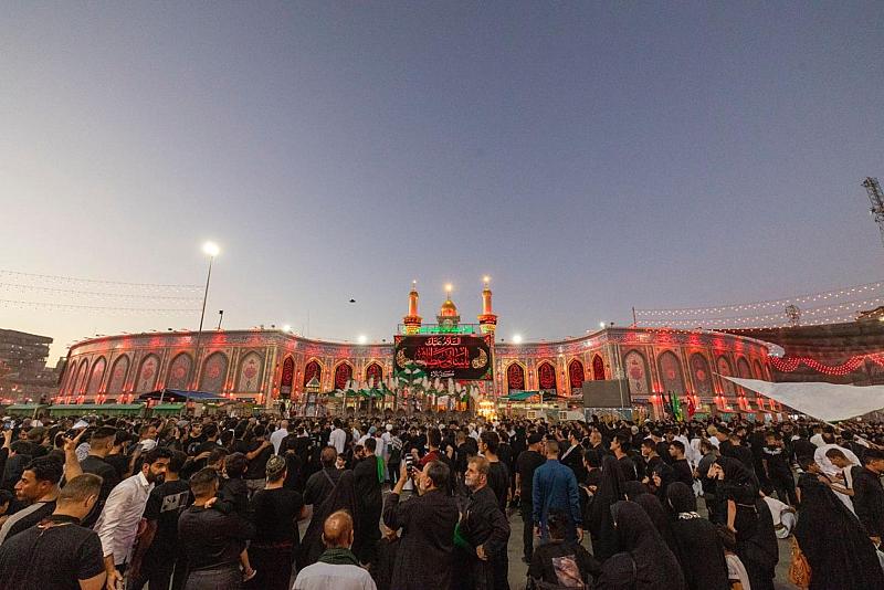 آلاف الزائرين يحيون ليلة الثامن من المحرّم في كربلاء