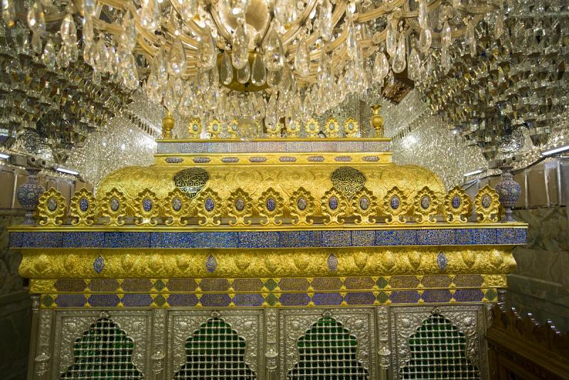 ملاكاتُ مصنع السقّاء تنتهي من أعمال تركيب الأجزاء التي تمّت صيانتها في الجزء العلويّ من شبّاك الإمامين الجوادين (عليهما السلام)...