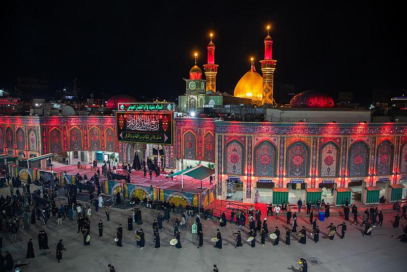 مواكب العزاء الكربلائية تحيي ذكرى شهادة أمير المؤمنين (عليه السلام) عند العتبتين المقدستين