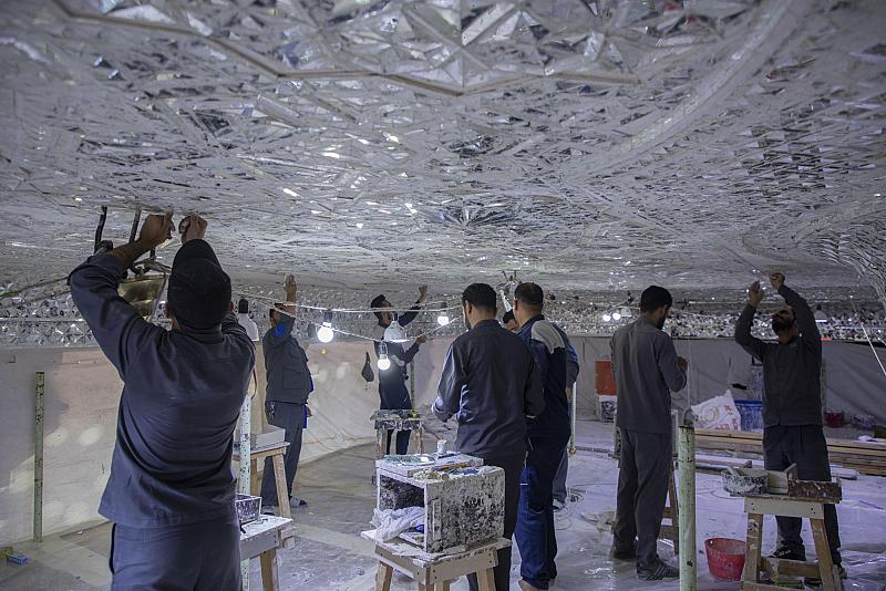 العتبة العباسية تواصل أعمال تركيب الزجاج في الطارمة المطلة على مرقد أبي الفضل العباس (عليه السلام)