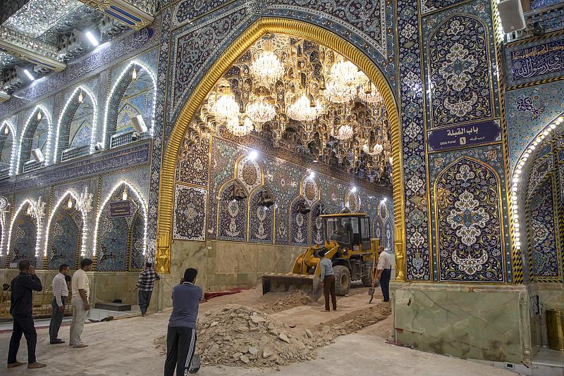 العتبة العباسية المقدسة تنظم حملة لتهيئة بوابات صحن مرقد أبي الفضل العباس (عليه السلام)