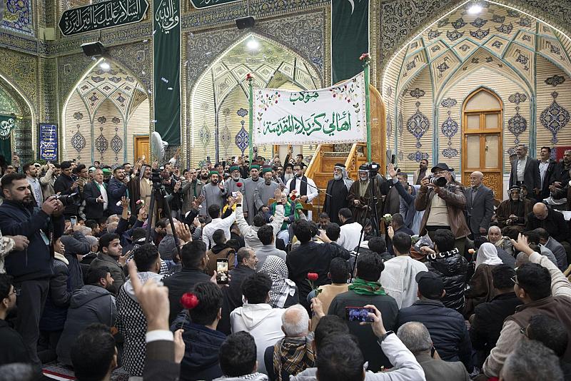 موكب أهالي كربلاء يحيي ذكرى ولادة الإمام علي (عليه السلام) عند مرقده الطاهر