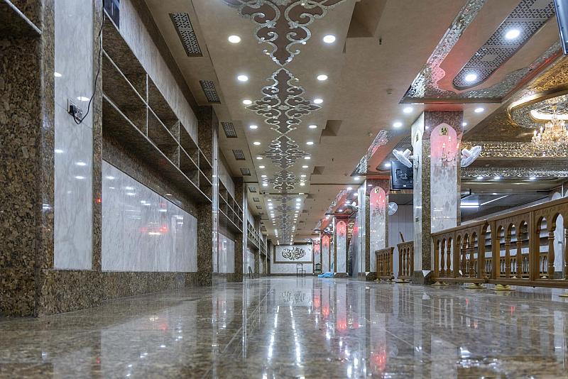 قسم الشؤون الخدمية ينجز أعمال غسل سرداب الإمام صاحب الزمان (عجّل الله فرجه) وتنظيفه