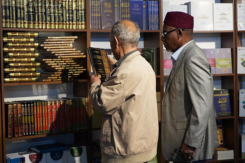جناح جمعية العميد يشكل محطة لجذب الباحثين في معرض تونس الدولي للكتاب