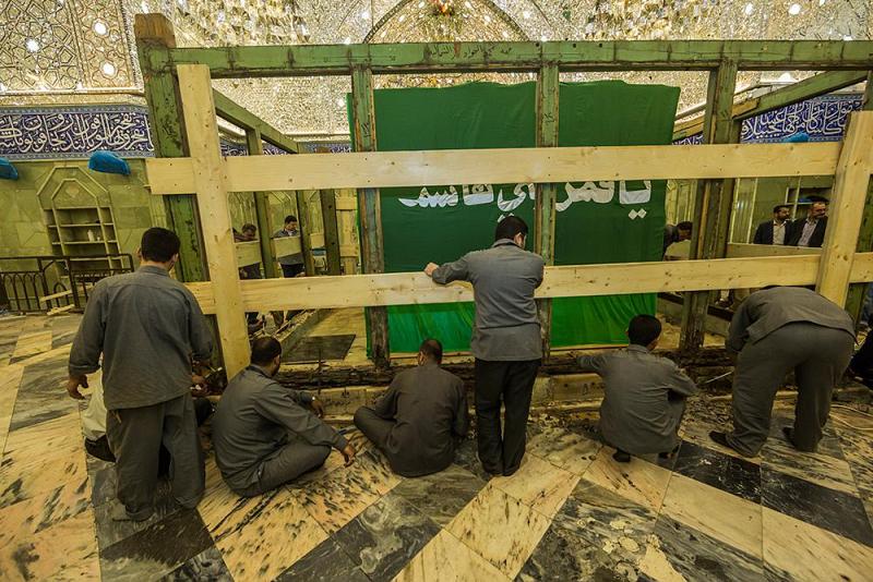 بالصور: تواصل أعمال تفكيك الهيكل الخشبيّ لشبّاك ضريح أبي الفضل العبّاس(عليه السلام)..