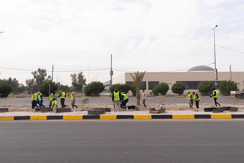 العتبة العباسية المقدسة تواصل حملتها لتشجير طريق (يا حسين) بين النجف وكربلاء