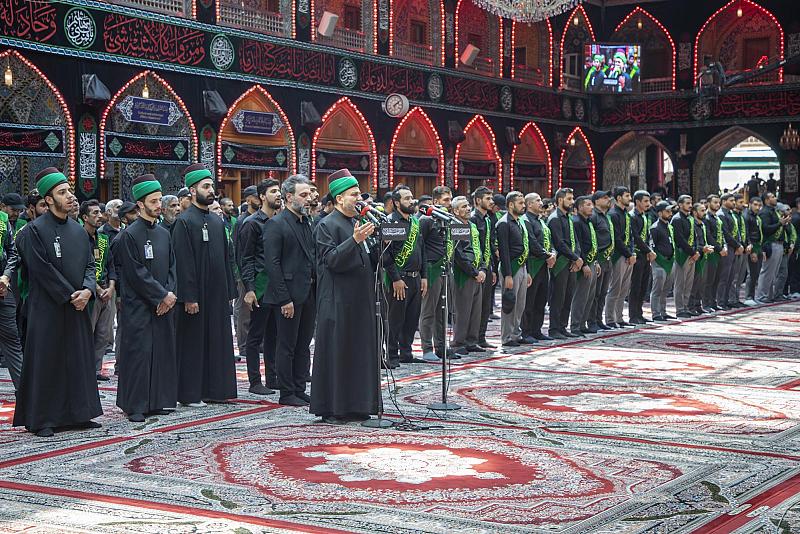 خَدمة العتبة العباسية المقدسة يؤدّون مراسم الممارسة العبادية في صحن المرقد الطاهر