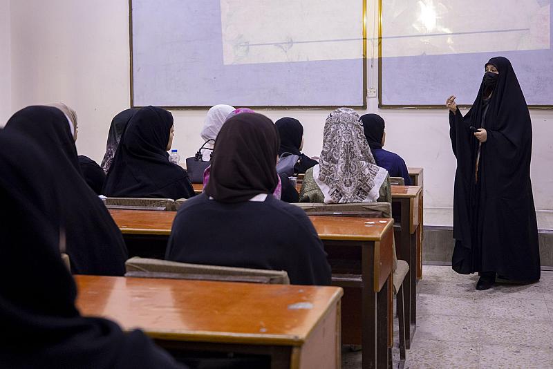 مركز الثقافة الأسرية يقيم برنامج (أروقة ثقافية) لعددٍ من طالبات جامعة كربلاء