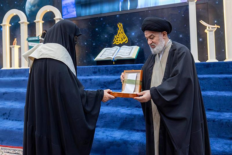 سماحة السيد الصافي يكرم عددًا من عوائل الشهداء ضمن فعاليات مهرجان روح النبوة النسوي العالمي الثامن