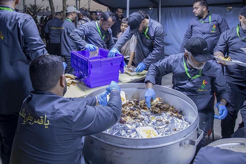 أكثر من 1000 شخص يقدمون الخدمات لزائري الأربعين ضمن مجموعة مواكب أم البنين (عليها السلام)