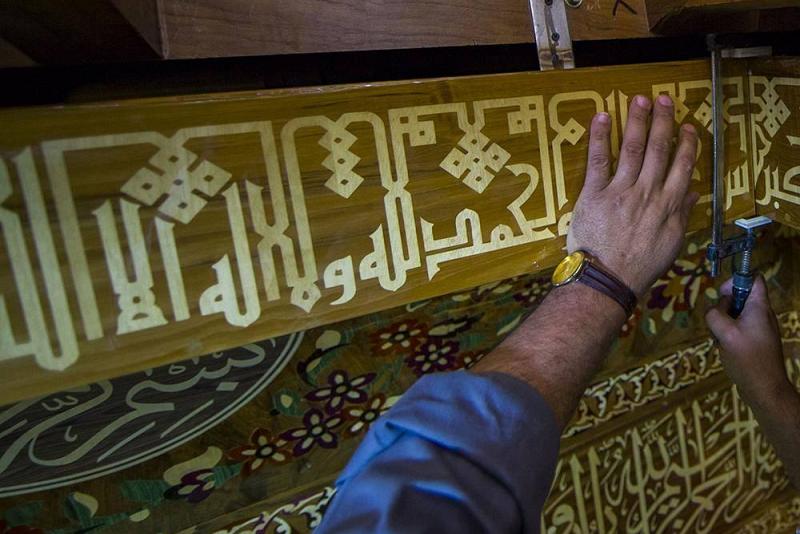 بالصّور: جماليّاتُ الخطّ ودقّةُ التصنيع والتركيب تتناغمُ في شريطٍ كتابيّ داخل الشبّاك الجديد لأبي الفضل العبّاس(عليه السلام)..
