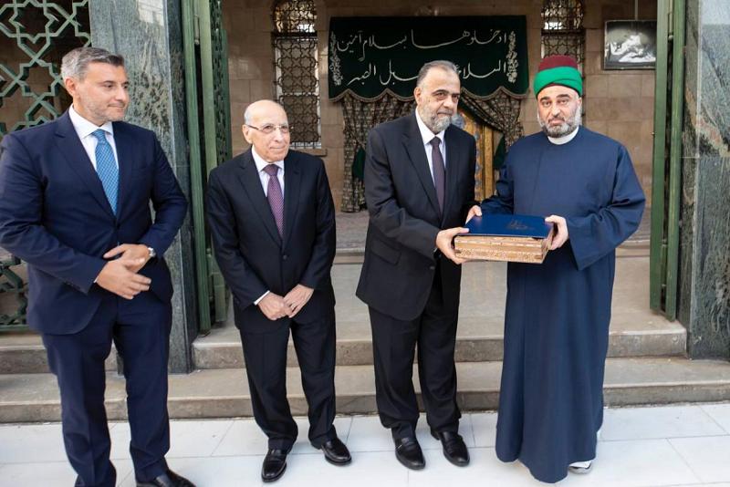 العتبة الزينبية تكرّم ملاكات العتبة العباسية التي أنجزت الشباك الجديد لمرقدها الطاهر