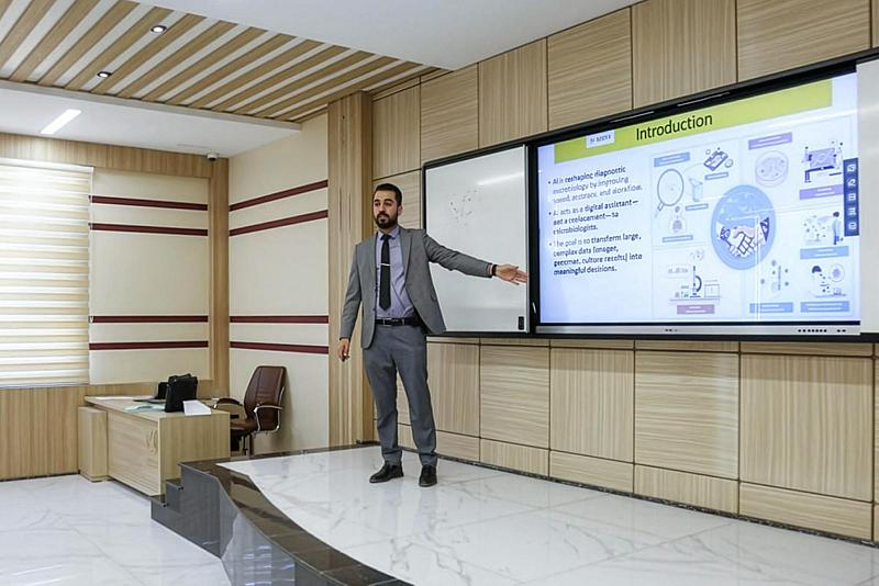 جامعة الكفيل تنظم محاضرة عن الذكاء الاصطناعي في علم الأحياء المجهرية السريرية