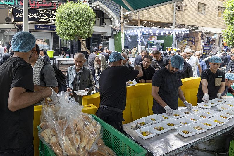 مضيف العتبة العباسية المقدسة يواصل تقديم آلاف الوجبات لزائري الأربعين