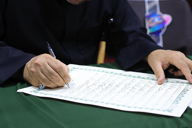 الموكب الثقافي العام يواصل كتابة المصحف الشريف بأيدي الزائرين