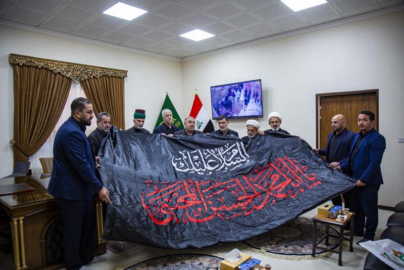 العتبةُ العبّاسية المقدسة تُسلِّم راية عزاء الامام الحسن (عليه السلام) إلى العتبة العسكريّة المقدّسة