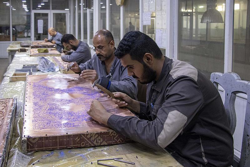 قسم صناعة الشبابيك يشرع بأعمال تصنيع باب الإمام الحسن العسكري (عليه السلام)