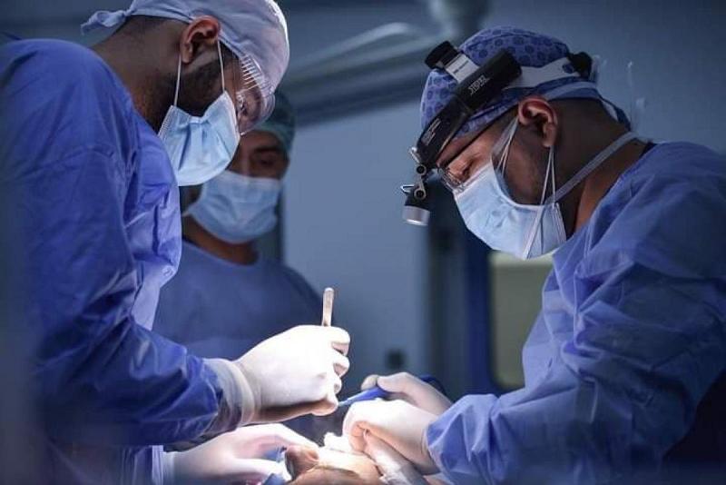 عمليّةُ تثبيت كسرٍ في محجر العين لطفل