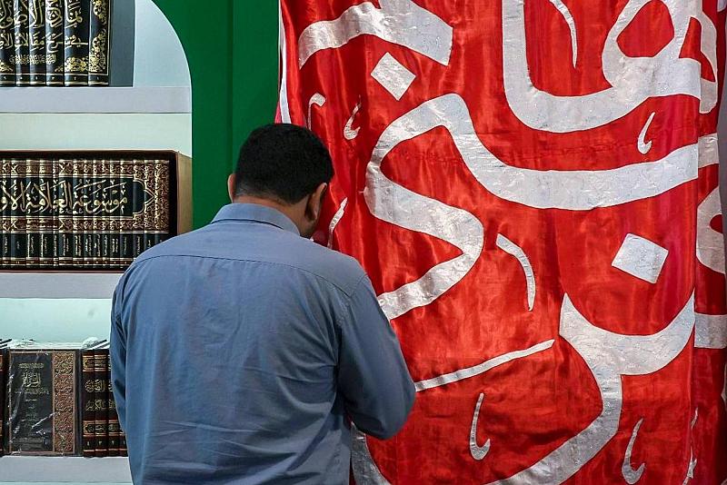 عرض راية مرقد أبي الفضل العباس (عليه السلام) ضمن جناح العتبة العباسية المقدسة بمعرض طهران 