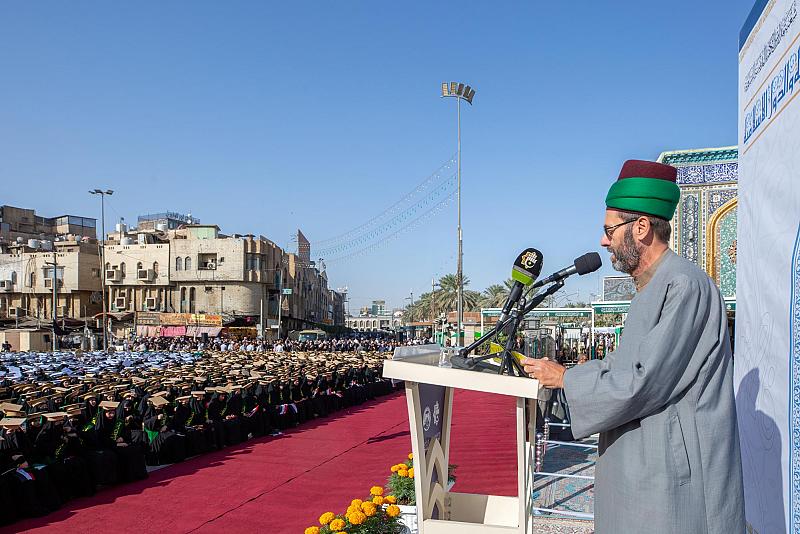 الطالبات المشاركات في حفل التخرج المركزي يؤدِّين مراسم زيارة أبي الفضل العباس (عليه السلام)