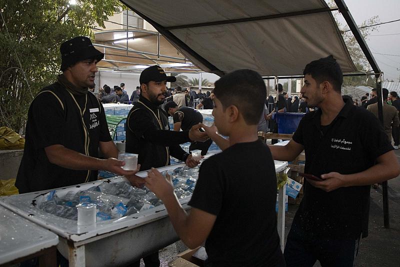 على محور النجف.. 300 متطوع يساندون ملاكات جامعة العميد في خدمة زائري الأربعين