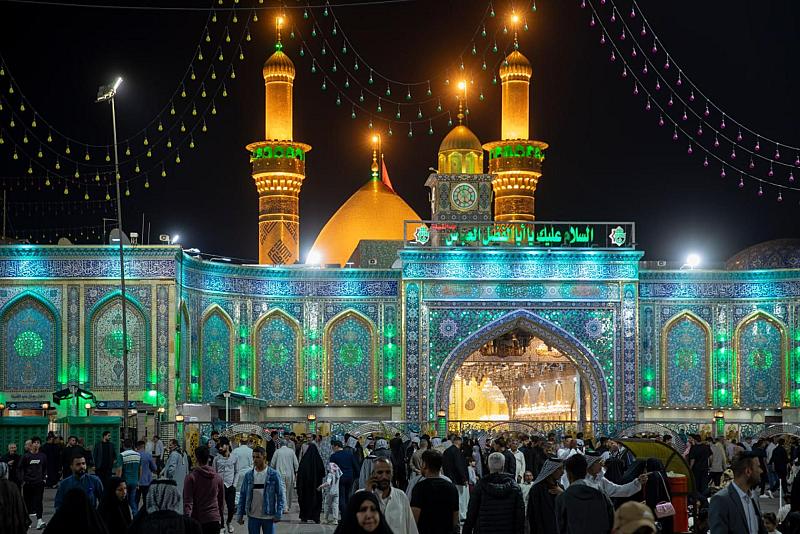 بالصور.. جموع المؤمنين تُحيي ليلة الجمعة عند مرقد أبي الفضل العبّاس (عليه السلام)